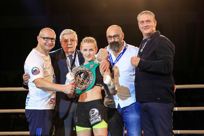 Fabiana Bytyqi v boji o stříbrný pás WBC