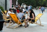 Pražané totiž houfně hledají nová místa, kde trávit volný čas. Populární Náplavka na břehu Vltavy, jež nabízí řadu koncertů, barů a nebo prostě jen míst k sezení, už pomalu přetéká lidmi a přestává stačit.