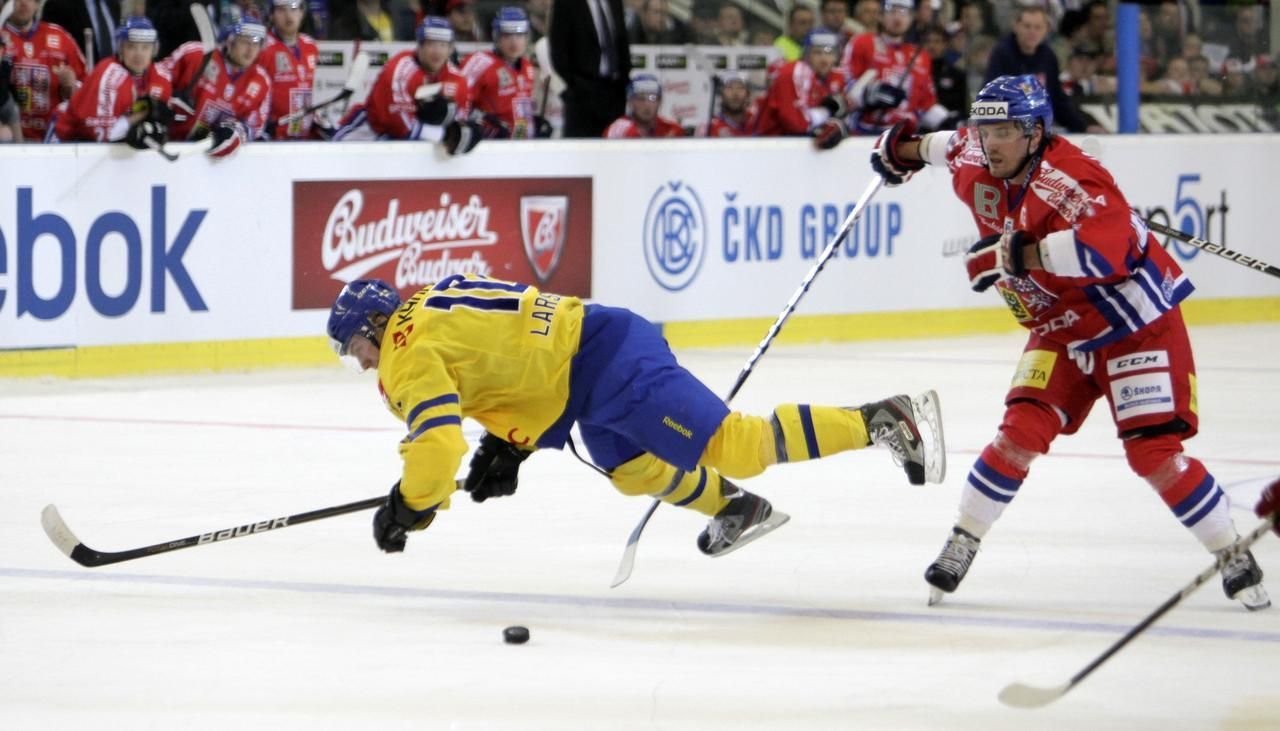 České hokejové hry Česko - Švédsko (Petr Koukal, Johan Larsson)