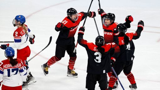 Japonské hokejisty se radují z branky v zápase s Českem na olympiádě v Pekingu 2022