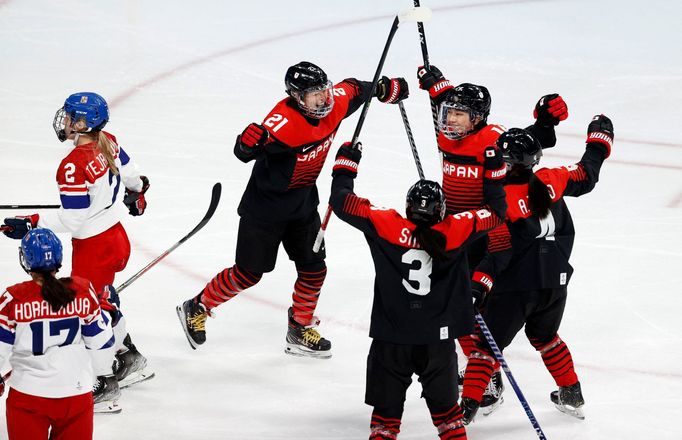 Japonské hokejisty se radují z branky v zápase s Českem na olympiádě v Pekingu 2022