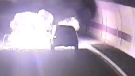 Hořící auto v pražské Mrázovce. Plameny poškodily i zabezpečovací systémy