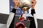 Jenson Button s trofejí pro vítěze VC Bahrajnu