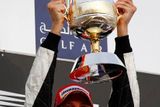 Jenson Button s trofejí pro vítěze VC Bahrajnu