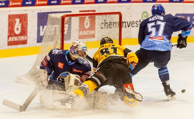 Hokejová extraliga 2019/20, Litvínov - Kladno: Brankář Denis Godla, Lukáš Válek a Brady Austin.