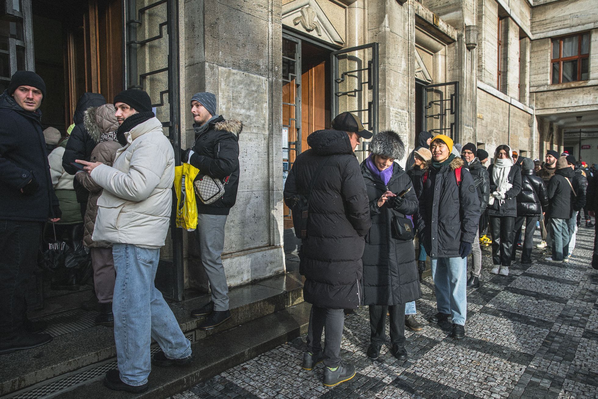 Idiom, Městská knihovna v Praze a turisté čekající na fotku