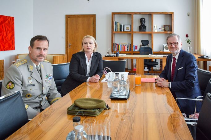 Premiér Petr Fiala (vpravo) na schůzce s ministryní obrany Janou Černochovou a náčelníkem generálního štábu Karlem Řehkou.