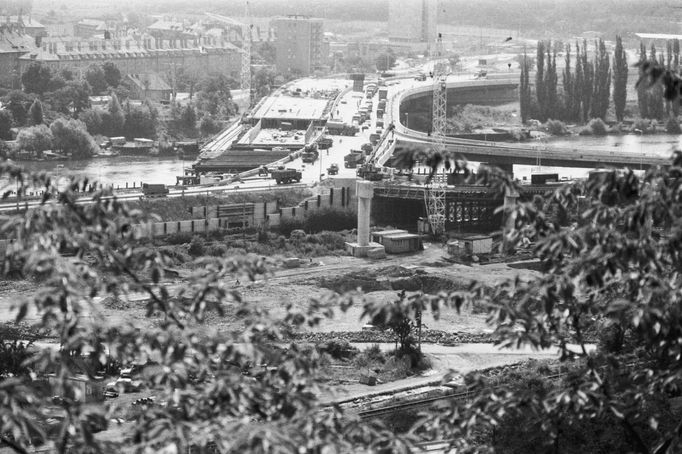 Výstavba Barrandovského mostu, 22. srpna 1985. Celkový pohled na most Antonína Zápotockého z Hlubočep.