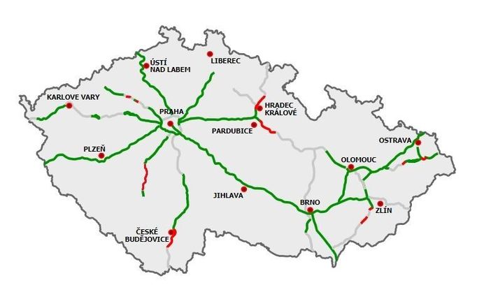 Česká dálniční síť - stav k září 2021. Zelené úseky v provozu, červené ve výstavbě, šedé plánované.