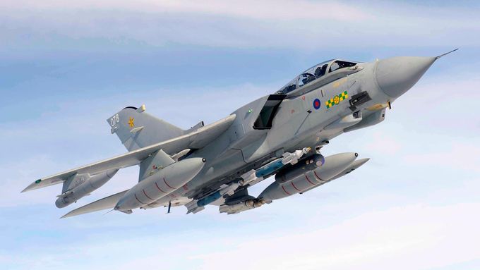 Bojový letoun Panavia Tornado GR4 v barvách britského královského letectva. Ilustrační foto.