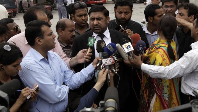 Zavražděný Čaudhrí Zulfikar mluví s novináři o protiteroristických opatřeních.