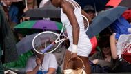 Extravagantní Venus Williamsová na turnaji ve Wimbledonu.