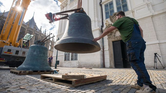 Foto: Mnohatunové zvony z Kutné Hory jsou zpět. Ludvík má největší záplatu v Česku