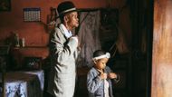 Vítězka World Press Photo 2024 v kategorii Série snímků a africká vítězka: Lee-Ann Olwageová (Jihoafrická republika / GEO) - Valim-babena (Úcta ke stáří). Soubor zachycuje život rodiny na Madagaskaru, která se stará o 91letého dědečka trpícího demencí (ukázka ze souboru fotografií).