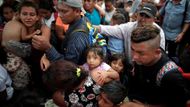 Situace na hranici mezi Guatemalou a Mexikem je napjatá již několik dní. Mexická armáda vyslala před víkendem k hranici posily, aby proud migrantů směřující na mexické území zastavila.