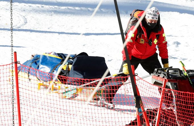 Záchranáři odváží rakouskou lyžařku Nicole Schmidhoferovou po pádu ve sjezdu