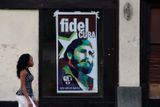 Kuba: Kubánka prochází kolem Castrova plakátu pár hodin po ohlášení jeho smrti.