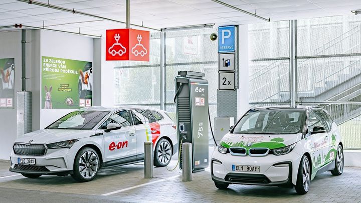 Z lásky k elektromobilu. U každého Kauflandu vyrostou rychlé nabíječky, staví je E.On