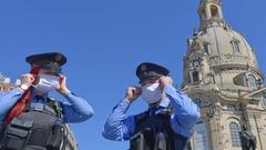 Německá policie na náměstí Neumarkt v Drážďanech.