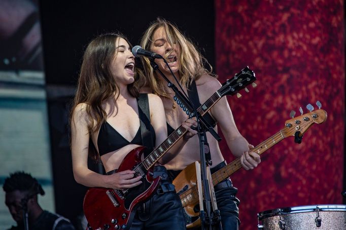 Danielle Haim a Este Haim z kapely Haim.