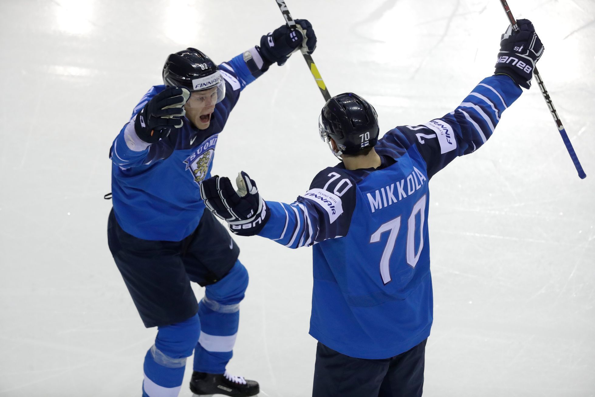 Niko Mikkola a Harri Pesonen slaví ve čtvrtfinále MS 2019 Finsko - Švédsko