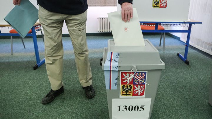 Hlasování jen v pátek a žádné lístky do schránky. Vnitro navrhuje změny voleb