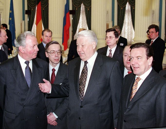 Předseda Evropské komise Jacques Santer, ruský prezident Boris Jelcin a německý kancléř Gerhard Schröder před summitem v Moskvě, únor 1999.