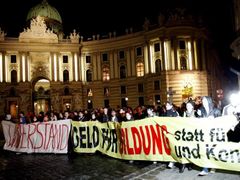 Protesty se přenesly už i do ulic. Ve Vídni demonstrovalo 10 tisíc lidí.