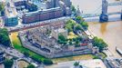 Letecký pohled na Tower of London a Tower Bridge, 27. května 2020. Historická pevnost leží na břehu řeky Temže v Londýně.