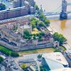 Letecký pohled na Tower of London a Tower Bridge, 27. května 2020. Historická pevnost leží na břehu řeky Temže v Londýně.