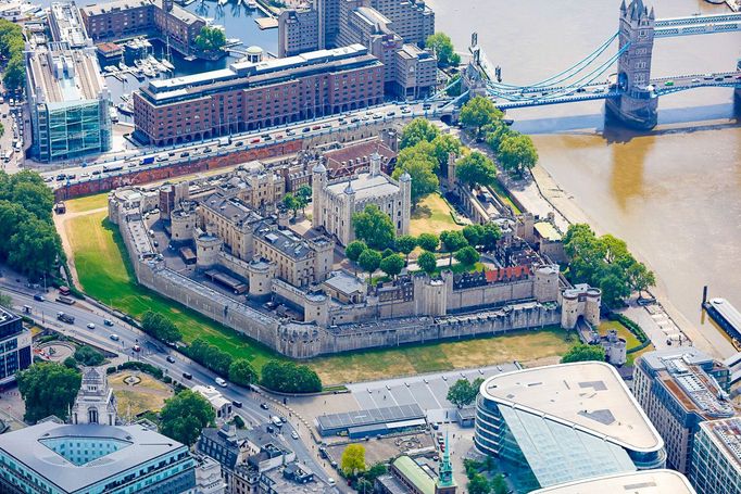 Letecký pohled na Tower of London a Tower Bridge, 27. května 2020. Historická pevnost leží na břehu řeky Temže v Londýně.