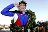 Česká rychlobruslařka Martina Sáblíková vybojovala titul mistryně Evropy. Na fotce se ze zlaté medaile raduje při slavnostním ceremoniálu.