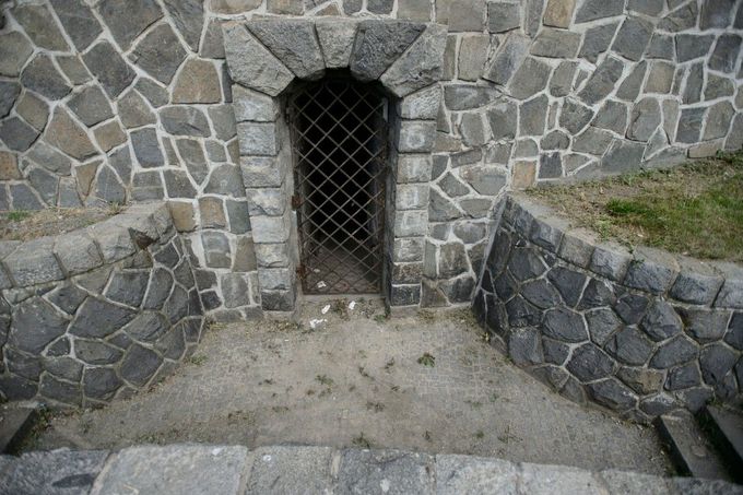 Další pohled na ústí do Rudolfovy štoly poblíž Štefánikova mostu v Praze. Foto z roku 2013.