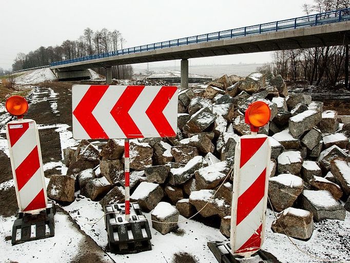 V Bělotíně, který leží na rozhraní Moravskoslezského a Olomouckého kraje, by měla letos na podzim skončit stavba důležitého pokračování dálnice D47, která má propojit Ostravu se zbytekem republiky. Aktuálně jde o propojení Bělotína a Hladkých Životic. Státní fond dopravní infrastruktury však oznámil, že jim došly peníze.