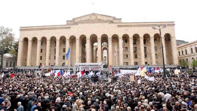 V centru Tbilisi se sešlo přes 60 tisíc lidí.