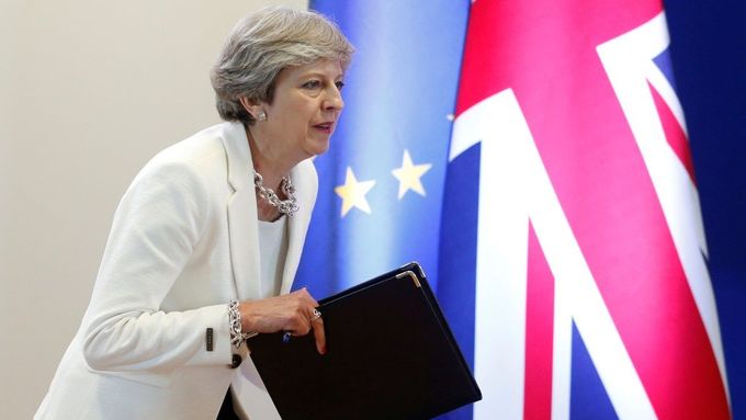 Britská premiérka Theresa Mayová přichází na tiskovou konferenci na summitu v Bruselu.