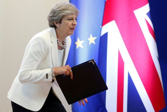 Britská premiérka Theresa Mayová přichází na tiskovou konferenci na summitu v Bruselu.