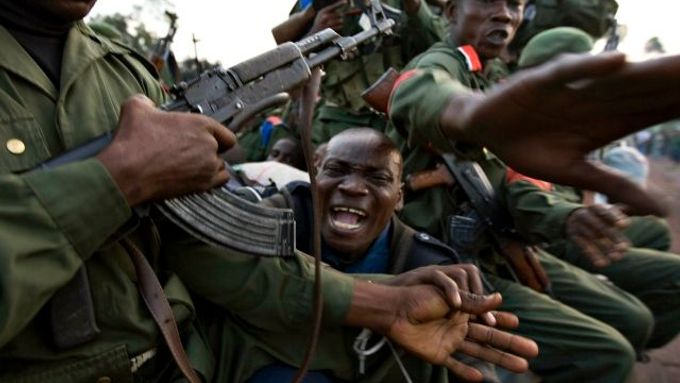 Vojáci konžské armády bijí zajatce poblíž hlavního města Severního Kivu Gomy