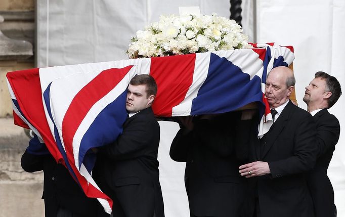 Rakev s ostatky Železné lady byla do Westminsterského paláce donesena pohřebními zřízenci.