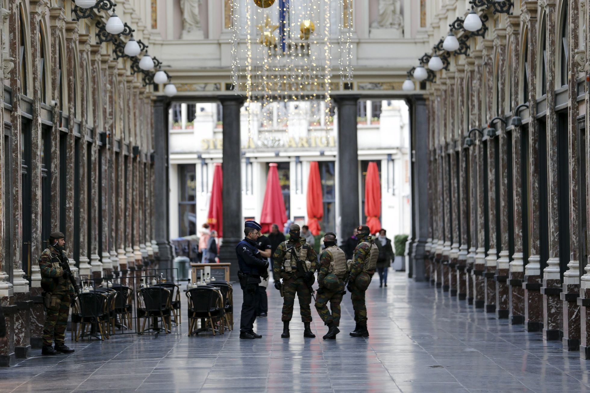 Belgičtí vojáci hlídkují v nákupní pasáži v centru Bruselu.