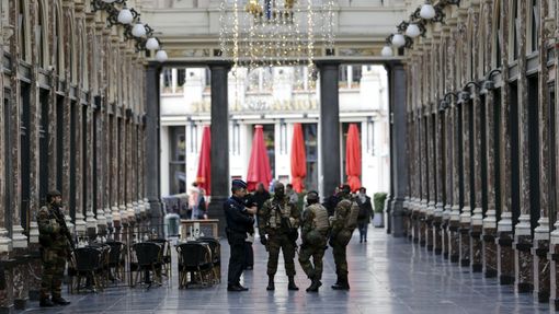 Belgičtí vojáci hlídkují v nákupní pasáži v centru Bruselu