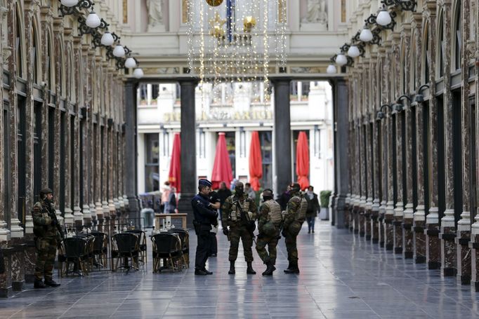 Belgičtí vojáci hlídkují v nákupní pasáži v centru Bruselu