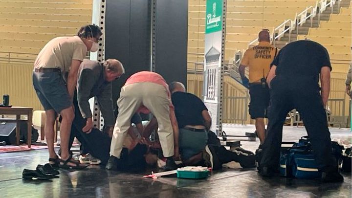 Rushdie má po útoku poraněná játra a zřejmě přijde o oko. Zatím nemůže mluvit; Zdroj foto: ČTK