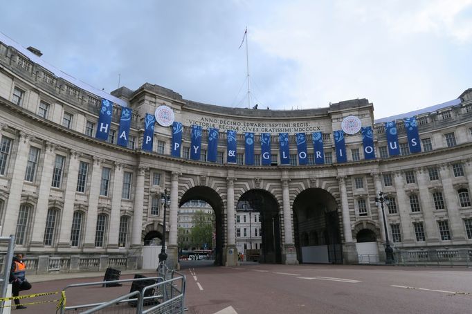 Po cestě z Buckinghamského paláce do Westminsterského opatství.