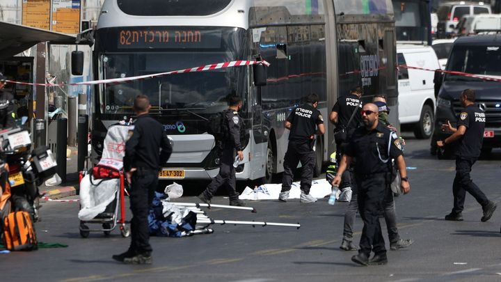 Hrůza v Jeruzalémě. Útočníci nastoupili do autobusu a spustili palbu, pět mrtvých; Zdroj foto: Reuters