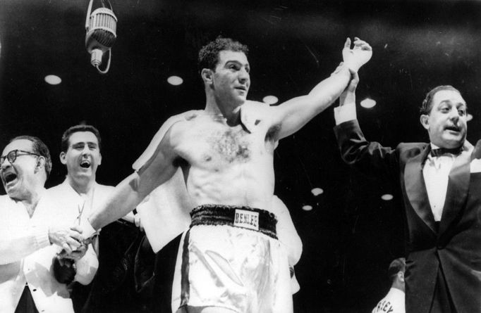 Rocky Marciano po vítězství nad Joem Walcottem v prvním kole v Chicagu v roce 1953