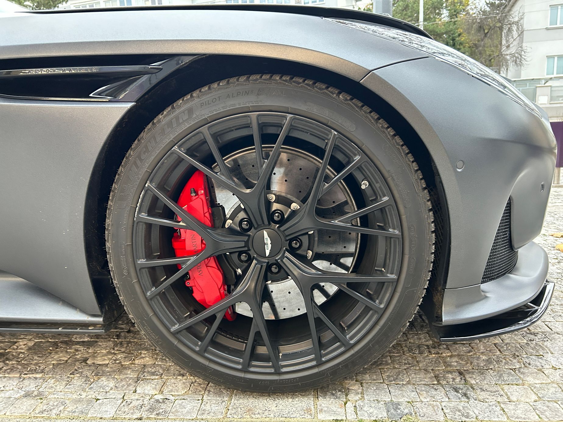 Aston Martin DB12