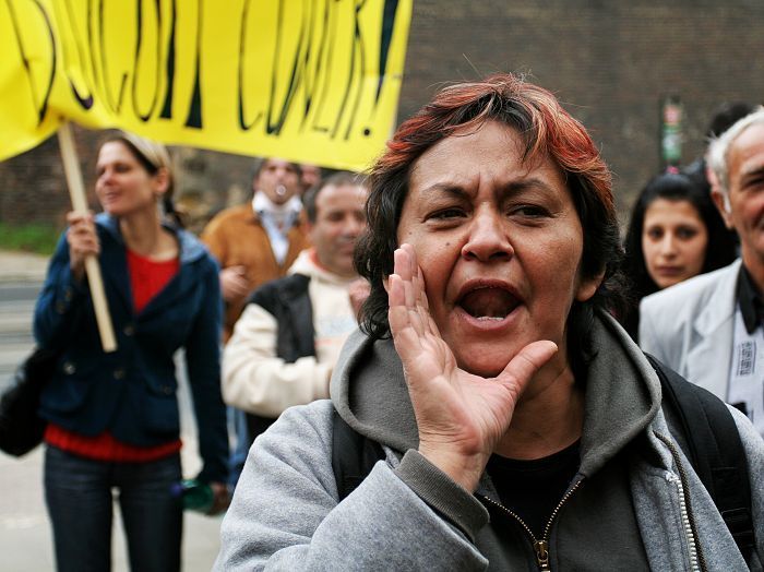 Demonstrace Romů za odstoupení Jiřího Čunka před Úřadem vlády