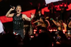 Ve filmu nahradil sám sebe opicí. Robbie Williams příští rok zazpívá v Praze