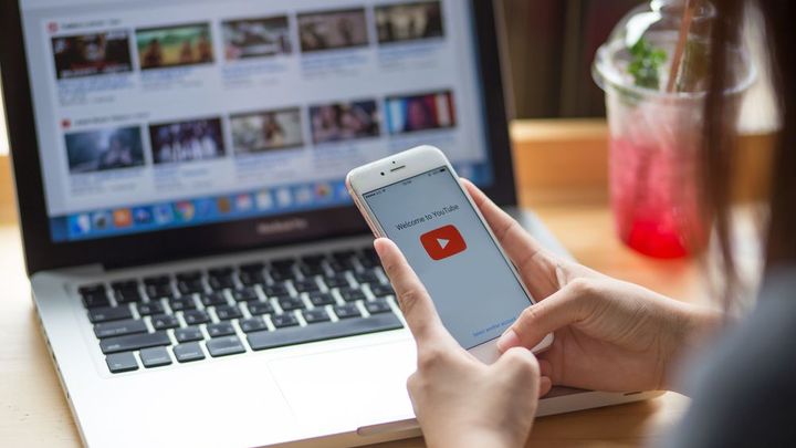 YouTube zavřel kanály kritizující protesty v Hongkongu. Šlo o vlivovou operaci, tvrdí